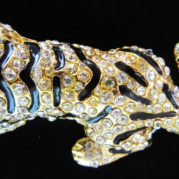 Vintage large rhinestone tiger brooch with black enamel in gold tone setting - Picture 5 of 10